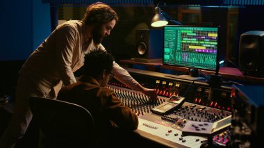 Müzisyen ve ses teknisyenlerinden oluşan çeşitli bir ekip profesyonel müzik stüdyosunda hit bir şarkı yaratıyor. Yapımcı ile sanatçı karıştırma konsolu üzerinde şarkılar düzenleme ve kayıt. Kamera B.