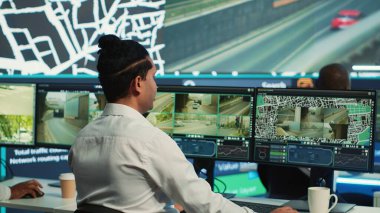 Ekip çalışanları, uydu navigasyonunda GPS koordinatlarına sahip nakliye kamyonlarını izliyor. Uydu nakliye sistemiyle emirleri izliyorlar. Kontrol merkezinde çalışan operatörler. Kamera A.