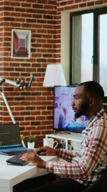 Dikey Video Afrikalı Amerikalı yazılım mühendisi bir geliştirme projesi için dizüstü bilgisayar daktilo kodu üzerinde çalışıyor. Teknik uzman çoklu görev, hata ayıklama ve kodlama için gelişmiş dijital araçlar kullanma