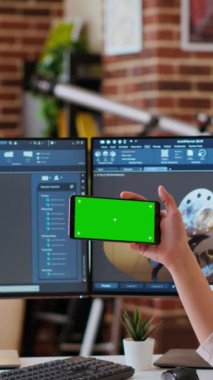 Dikey Video Yaratıcı profesyonel, uzay görüntüleme kullanarak endüstriyel prototipler tasarlamak için 3D modelleme yazılımı kullanır. İç ofis kurulumu yenilik, teknoloji ve modern teknoloji araçlarını sergiliyor
