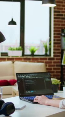 Dikey Video Profesyonel Asyalı yazılım mühendisi programlama dili kullanarak bir dizüstü bilgisayarda uzaktan yazma kodu üzerinde çalışıyor. Kadın bulut hesaplama, yazılım projeleri ve dijital ortamda çalışıyor.