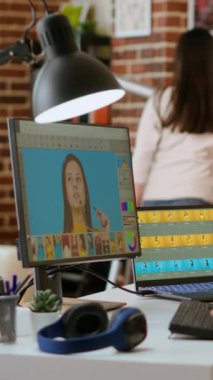 Vertical Video Freelance yaratıcı grafik editörü ev ofis ortamındaki dijital görüntüleri uzaktan düzenliyor. Sanatsal tasarım üzerine profesyonel yazılım araçları ve teknikleriyle çalışmak. Kamera B.