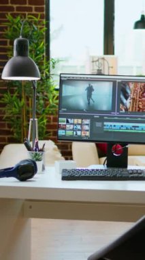 Görüntüleri düzenlemek için bilgisayar, video üretimi ve miksajı ile çalışan bir video düzenleme yazılımı olan dikey Video Boş ofis masası. Film yapımcılığı medyası için profesyonel program, yaratıcı stüdyo.