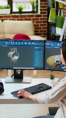Dikey Video Profesyonel Endüstriyel Tasarımcısı CAD yazılımıyla çift ekran üzerinde çalışarak, teknoloji odaklı bir ortam için 3 boyutlu prototipler yaratıyor. Yenilikçi tasarım için 3 boyutlu modelleme yazılımı. Kamera A.