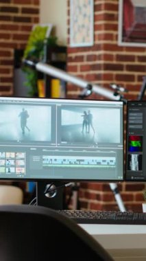 Dikey Video Boş çalışma alanı yaratıcı stüdyosu. Müziği karıştırmak ve zaman çizelgelerini düzenlemek için kullanılıyor. Oturma odası masasında prodüksiyon ve film yapımı için profesyonel aletler var.