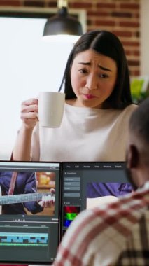 Vertical Video Creative takımının ırklar arası ortakları, bir video düzenleme projesinde üst düzey video prodüksiyon yazılımını renk derecelendirme ve karıştırma için kullanarak işbirliği yapmaktadırlar. Güçleri birleştiren çeşitli çiftler