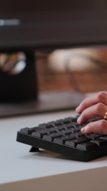 Dikey Video Asyalı programcı, dijital çalışma alanında çalışan çift monitörlerde bir kullanıcı arayüzü tasarımı için yazım kodu olarak görüldü. Yazılım mühendisliği ve ön uç geliştirme üzerine çalışan kadın kodlayıcı