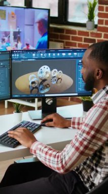 Dikey Video Afrikalı Amerikalı tasarımcı endüstriyel projeler için 3D modelleme araçları ve CAD yazılımı kullanır. Üretim endüstrisi için prototip ve vites modelleri üzerinde çalışıyorum. Kamera A.