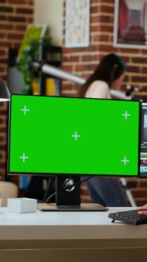 Dikey Video Erkek video düzenleyici, çift monitör ve teknik araçlar kullanılarak zaman çizgisi düzenleme ve renk derecelendirme arasında birden fazla görev içeren kroma tuşunun yanındaki yaratıcı bir yazılımda bir film projesinde çalışır. Kamera.