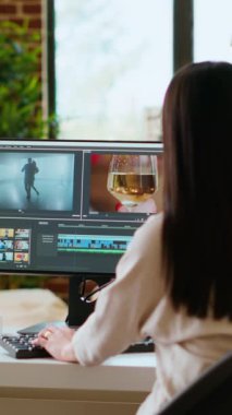 Vertical Video Female video editörü profesyonel bir yaratıcı stüdyoda bir film projesinde çalışırken renk değerlendirmesine odaklanır. Profesyonel bir kadın video düzenleme için ileri teknoloji aletler kullanır. Kamera B.