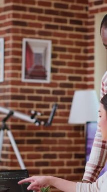 Vertical Video Diverse yazılım geliştiricileri, rahat bir ofiste dizüstü bilgisayarda kodlama yaparak yeni bir program ya da uygulama geliştirme üzerinde çalışıyorlar. IT uzmanları programlama dilini ve uzaktan teknolojiyi teşvik ediyor.