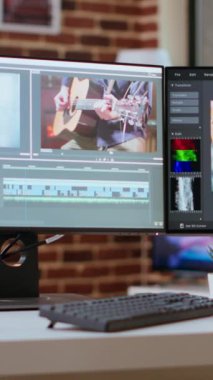 Dikey Video Media yaratılış stüdyosu uzmanlar sinematik bir projenin kurgu görüntüleri üzerinde çalışabilirler. Oturma odasındaki masada ileri kurgu araçları ve post prodüksiyon için teknolojik ekipmanlar yer alıyor.