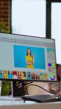 Vertical Video Freelance tasarımcısı, gelişmiş tasarım yazılımı kullanılarak uzak bir ofiste bir fotoğraf düzenleme projesi üzerinde çalışır. Ev işleri, yaratıcılığı ve online çalışmalar için yeniliği teşvik eder. Kamera B.