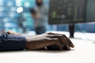 Devletin bilgisayar korsanları, siber güvenlik önlemlerini uygulayarak, yüksek teknoloji ajansındaki siber tehditleri izliyorlar. IT uzmanı çevrimiçi mahremiyet ve kötü amaçlı yazılım korumasının önemine odaklanıyor.