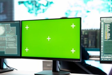 Siber gözetleme yapan profesyonel hükümet hackerları ekibi izole edilmiş kopya uzay ekranına bakıyor. Uzman, yüksek teknoloji ajansındaki siber güvenlik önlemlerini ve çevrimiçi güvenliği inceliyor.