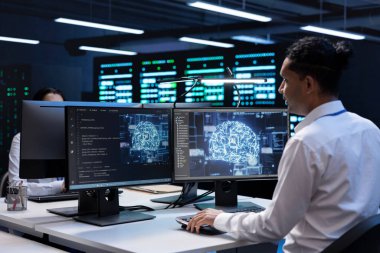 Mühendis sunucu merkezini yapay zeka iş yüklerinin veri işleme gereksinimleri için optimize ediyor. Makine öğrenimi için kullanılan nöral ağ veri merkezini denetleyen uzman