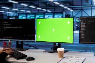 Veri merkezindeki enerji tüketimini düzenleyen yeşil ekran bilgisayarlar. Sunucu odasındaki süreçleri izlemek ve otomasyon için kullanılan PC monitörleri, kapatın