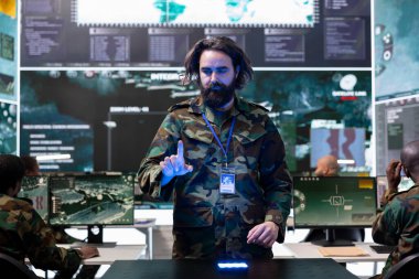 Genç asker yeni bir görev için bilgi topluyor ve gözlem odasında hologram projeksiyonu yapıyor. Acemi, 3 boyutlu holografik görselleştirme hakkında brifingleri inceliyor.