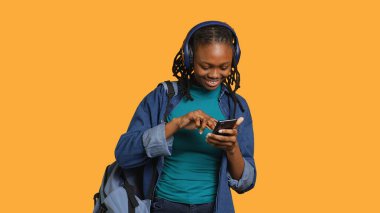 Gülümseyen kadın internet sitesine ödeme metodu ekliyor, satış döneminden zevk alıyor, stüdyo geçmişi var. İnternet alışverişi yapan, akıllı telefondan kredi kartı bilgilerini yazan, müzik dinleyen, kamera A