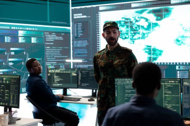 Yüksek teknolojili bir hükümet merkezinde siber güvenlik üzerinde çalışan askeri hackerlar. Devlet sırlarını korumak için ağ koruma, şifreleme ve siber saldırıları önlemeye odaklanma.