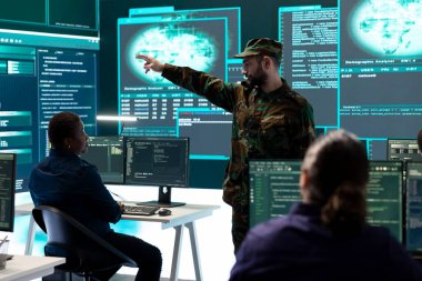 Ulusal güvenlik üzerinde çalışan bir siber operasyon odasında askeri hackerlar. Bilgi savaşı sırasında siber terörizmle mücadele ve dijital çatışmalara karşı koruma, yüksek teknoloji.