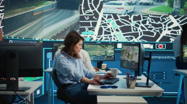 Çalışan uydu radarında ve haritada rota arayarak kuryenin trafikten kurtulmasına ve emirleri başarıyla yerine getirmesine yardımcı oluyor. GPS koordinatlarını kullanarak izleme odasında operatör. Kamera B.