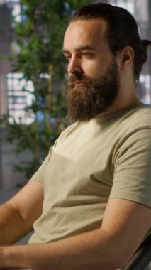 Ofisteki bilgisayara veri yükleyen titiz bir personel. Masadaki usta işçi şirket istatistiksel numaralarını yazmaya odaklanmış, son teslim tarihinden önce işi bitirmek için çok çalışıyor, kamera A