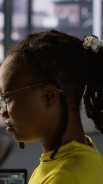 İşteki gülümseyen bilgisayar bilimcisinin PC kullanarak yazılım hata ayıklama yaptığı dikey video portresi, kod satırlarındaki arızaları kontrol ediyor. Ofiste kodlama sorunlarını çözmede neşeli bilişim uzmanı