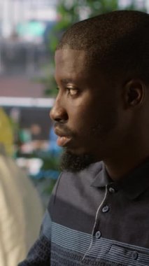 Otomatik sistemler için kritik öneme sahip yapay zeka öğrenen mutlu programcının dikey video portresi. Verileri öngörücü modellere dönüştüren iyimser yazılım mühendisi