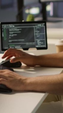 Verilerden öğrenmek için algoritmalar geliştiren gülümseyen makine öğrenme altyapı mühendisinin dikey video portresi. Ofisteki neşeli adam büyük ölçekli derin öğrenme modelleri uyguluyor.