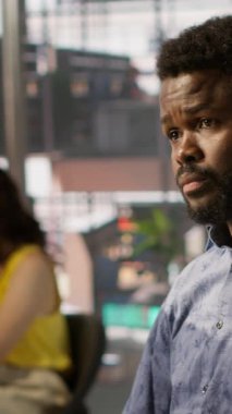 Dikey video veri bilimcisi karmaşık problemleri çözen makine öğrenme API 'leri geliştiriyor ve sürdürüyor. Dil işleme, kamera A gibi görevleri yerine getirebilecek öngörücü modeller yetiştiren adam.