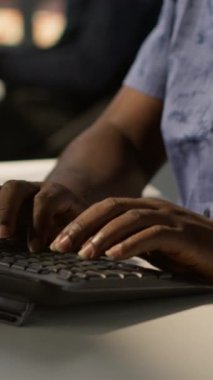 Dikey videocu veri girişi yapıyor, klavyeye PC 'de yazı yazıyor, görevleri çözüyor. Çalışma alanındaki ofis görevlisinin kapatılması belgelerin kalite güvencesi beklentilerine uygun olduğundan emin olunması ve