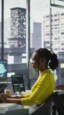 Dikey bilgisayar bilimcisi yapay zeka şirketi yazılımını test ediyor, makine öğrenme teknolojisindeki hataları tanımlıyor. Programlamada yapay zeka kodu yazan Afro-Amerikan bilişim personeli