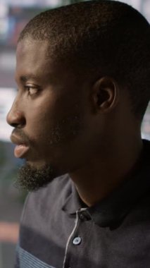 Tabletteki kaynak kodlarını kontrol ederek yazılım kalite güvencesi veren dikey video sistemi yöneticisi. Afrika kökenli bir Amerikan bilişim uzmanının cihaz üzerindeki kodları denetlemesi, tamir edilmesi,