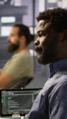 Veritabanı ve sunucu yapılandırması ile uğraşan, iş arkadaşının başvuru sorunlarını çözmesine yardım etmesini bekleyen dikey video programcısı. Ekibin yardımıyla şirket yazılımını optimize eden bilişim uzmanı