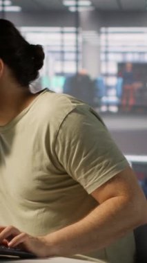 Makine öğrenme modelleri oluştururken bilgisayar arızası nedeniyle tüm ilerlemeyi kaybettikten sonra işteki dikey videodaki Sinirli programcı. Öfkeli bilişim işçisi programlama sırasında masasını eziyor