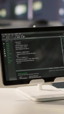 Uygulama geliştirme için kullanılan boş bilişim departmanı ofisindeki dijital aygıt ekranında dikey video programlama dili. Teknoloji firmasının çalışma alanında açık bırakılan tableti hiç kimse olmadan kapat