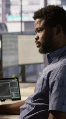 Dikey video geliştirici, yapay zeka makinesi öğrenme teknolojisi ve şirket sistemlerini geliştirme konusunda yardımcı bir meslektaşla birlikte çalışıyor. Verileri karşılaştırmak için iş arkadaşı tarafından desteklenen bilişim uzmanı