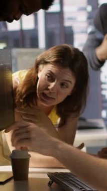 Verileri işleyebilen ve karar verme süreçlerini geliştirebilen makine öğrenme modelleri yaratmak için beyin fırtınası yapan bilgisayar mühendislerinden oluşan dikey video ekibi. Birlikte çalışan meslektaşlar