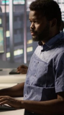 Dikey video veri bilimadamı otomatik sistemler için kritik olan yapay zeka teknolojisi ile çalışıyor. Bilgi İşlem Uzmanı, yapay zeka teknisyeniyle birlikte verileri öngörücüye dönüştürmeye çalışıyor.