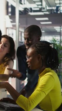 Dikey video ofisteki bilişim çalışanlarını üzüyor tartışıyorlar, beyin fırtınası yapıyorlar, bilgisayardaki kod satırlarına bakıyorlar. Şirket çalışanlarından oluşan bir ekip çalışma alanında tartışıyor, birbirleriyle çelişiyorlar.