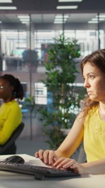 Belden aşağısı felçli, kahve içen dikey videocu. Hataları düzeltmek için kod incelemesi yapan çalışanlar tarafından yapılan işlemleri kontrol ediyor. İşçi kanunu, tekerlekli sandalyedeki yönetici tarafından yönetilen içecek keyfi, kamera B