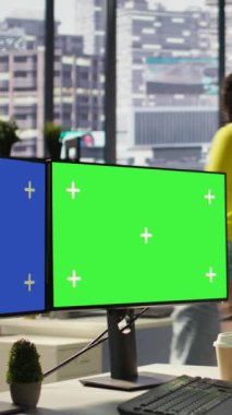 Verileri analiz etmek, muhasebe rakamlarını karşılaştırmak için çoklu monitör izole edilmiş bilgisayar kullanan dikey video çalışanı. Takım projesi için görevleri çözmek için krom anahtar kullanan kadın, kamera B