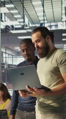 Dikey video programcısı ve meslektaşı, makine öğrenme modellerini performans ve doğruluk için optimize etmek amacıyla deneyler ve testler yapıyorlar. Bilgi İşlem personeli karmaşık analizler ve yorumlar yapıyor