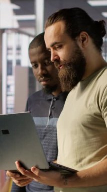 Dikey video programcısı ve meslektaşı, makine öğrenme modellerini performans ve doğruluk için optimize etmek amacıyla deneyler ve testler yapıyorlar. Bilgi İşlem personeli karmaşık analizler ve yorumlar yapıyor