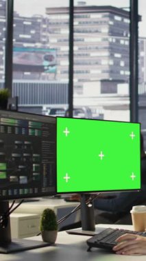Dikey video yönetimi, karar verme süreçlerini otomatik hale getirebilecek makine öğrenme modelleri yaratmak için çoklu monitör yeşil ekran PC kullanıyor. Krom anahtar bilgisayar kullanan kadın programlama