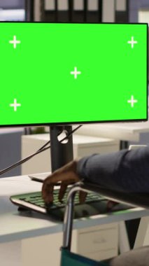 Tekerlekli sandalyede oturan dikey video geliştirici yeşil ekran bilgisayarda uygulama düzeltme sorunları yaşıyor. Felçli bir adam şirket yazılımını modelleme bilgisayarı ve kamera A ile optimize ediyor.
