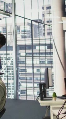 Dikey video teknisyeni ve meslektaşı bulut hesaplama platformlarını çalıştırmak için cihaz kullanıyor eğitim makineleri öğrenme modelleri. Ofisteki bilişim personeli şirket sistemlerini tablet, kamera kullanarak izliyor