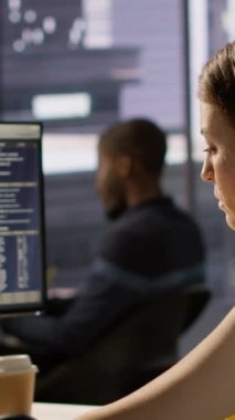 Algoritmaları oluşturmak ve uygulamaları inşa etmek için programlama dilinde kodlanan dikey video bilişim çalışanı. Yazılım teknisyeni ofiste veri tabanları ve veri yapılarını geliştiriyor ve koruyor