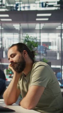 Dikey video Fatigued yazılım mühendisi, yapay zeka teknolojisini geliştirirken yönetici tarafından masada uyurken yakalandı. Takım lideri, B kamerasında öngörü modelleri çalışırken tembel işçiyi uyandırıyor.